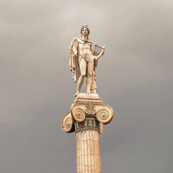 Άγαλμα Του Απόλλωνα Αρχαίος Έλληνας Θεός Των Τεχνών Απομονωμένος Σκούρο — Φωτογραφία Αρχείου