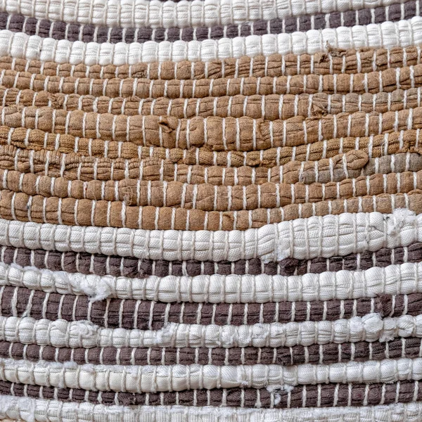 棕色和米黄色传统的 Kurelou 手织地毯紧密相连 — 图库照片