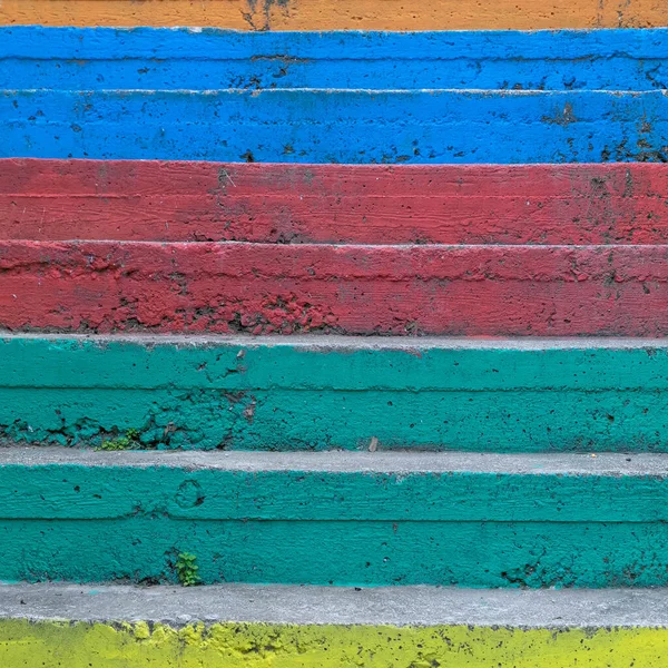 Наружные Лестницы Близко Окрашены Оранжевый Синий Красный Зеленый Желтый Цвет — стоковое фото