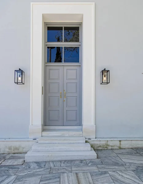 Elegant Huis Ingang Grijs Geschilderd Deur Het Centrum Van Athene — Stockfoto