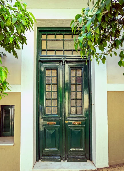 Elegante Vintage Huis Ingang Groene Deur Boom Gebladerte Het Centrum — Stockfoto