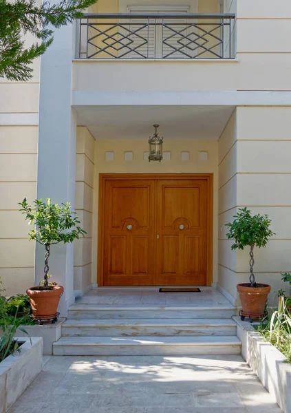 Eleganter Hauseingang Mit Natürlichen Holztüren Und Topfpflanzen — Stockfoto