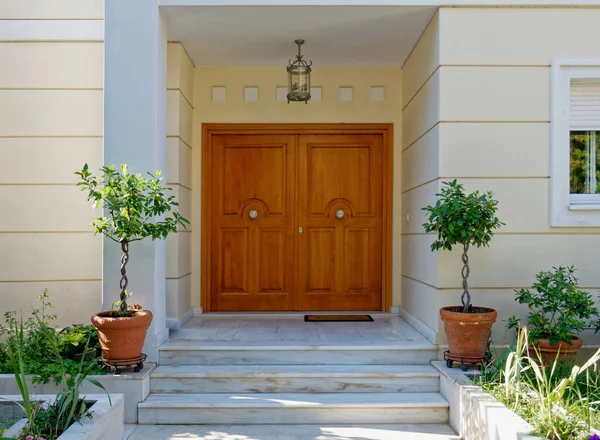 Elegante Pórtico Entrada Casa Con Puertas Madera Natural Plantas Maceta — Foto de Stock