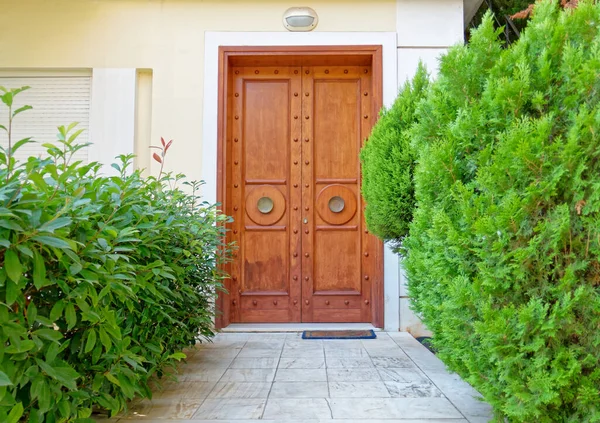 Contemporary House Classic Design Natural Wood Door Green Foliage Athens — Stock Photo, Image