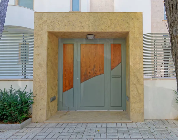 Современный Дом Металлические Деревянные Двери Тротуаре Афины Greec — стоковое фото
