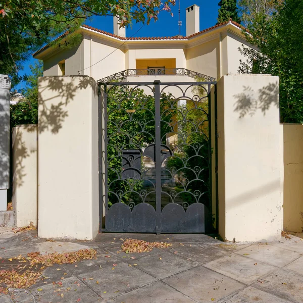 歩道の近代的な家のドア アテネギリシャ — ストック写真