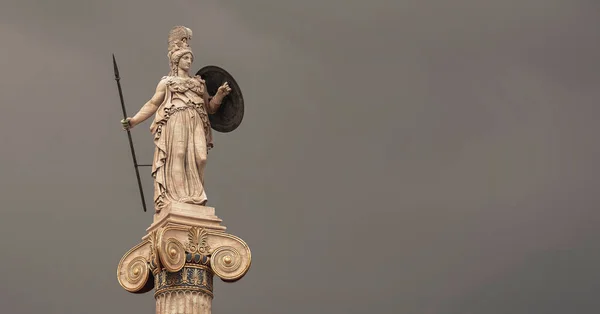 Athena Deusa Estátua Mármore Com Lança Escudo Isolado Fundo Céu — Fotografia de Stock