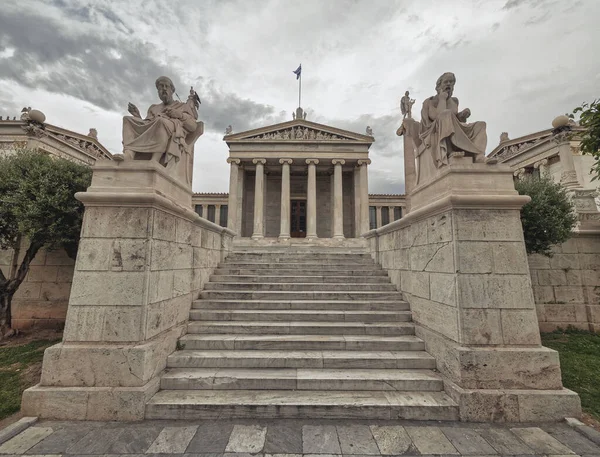 Estatuas Platón Sócrates Frente Academia Nacional Atenas Grecia Bajo Cielo —  Fotos de Stock