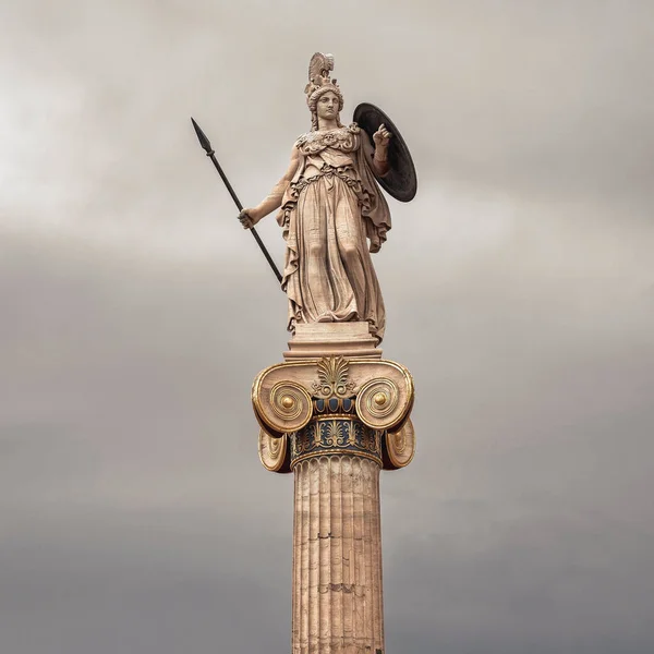 Athena Godin Marmeren Standbeeld Met Speer Schild Geïsoleerd Grijze Hemel Stockafbeelding
