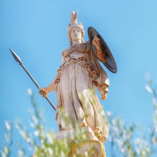 Statue Marbre Athéna Avec Casque Lance Bouclier Sur Quelques Feuilles Images De Stock Libres De Droits
