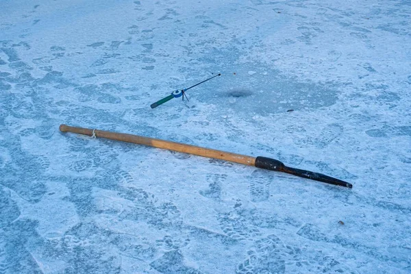 Caña Pescar Esperando Pez Mordisquear Agujero Congelado Del Río Barrena —  Fotos de Stock