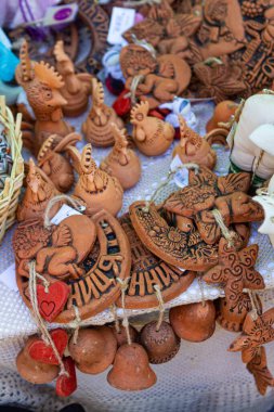 Yakushyntsi, Ukrayna - 24.07.2021: komik el yapımı tılsım oyuncağı, kuş, yıldız, melek ve at nalı, geleneksel Ukrayna Podillia tarzı, açık hava antik etno festivali festivali panayırı, bulutlu gün