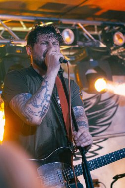 Vinnytsia, Ukrayna - 24.12.2022: Sasha Chemerov, Dymna Sumish rock grubunun solisti, ıslak saç ve dövme eli, hareket bulanıklığı, yüksek ses