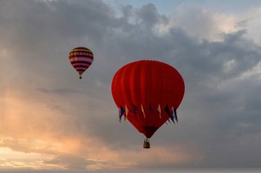 Yaz Günü Balon Festivali sırasında Sıcak Hava Balonlarının Sabah Gündoğumu