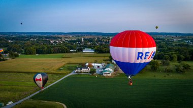 Pensilvanya 'da Kuş, 16 Eylül 2022 - Sıcak Hava Balon Festivali İHA Görünümü Birçok Balon Yüzen Thru Çiftliği Bir Yaz Gününde