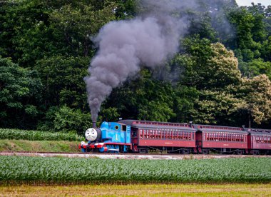 Strasburg, Pennsylvania. 48 Haziran 2021 - Güneşli bir günde Yolcu Çeken Thomas 'ın Dumanı ve Buharı İçen Arabaları