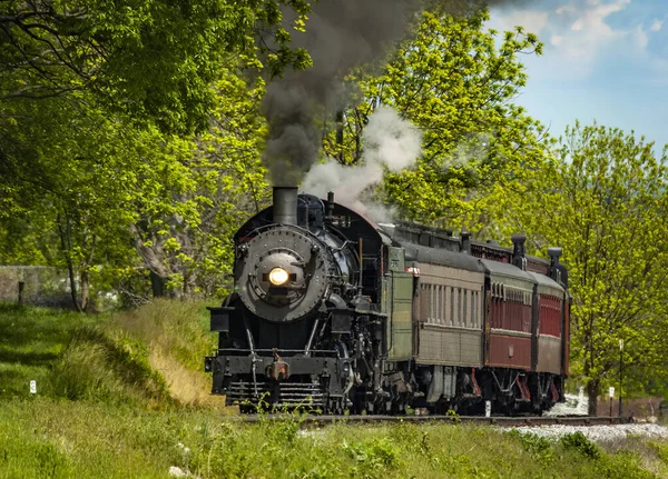 Antika Yenilenmiş Buharlı Yolcu Treni Nin Bir Bahar Günü Yalnız — Stok fotoğraf