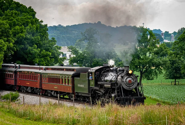 2021年6月18日 宾夕法尼亚隆克 一辆带着浓烟和蒸汽驶出森林的恢复蒸汽客运列车的景象 — 图库照片
