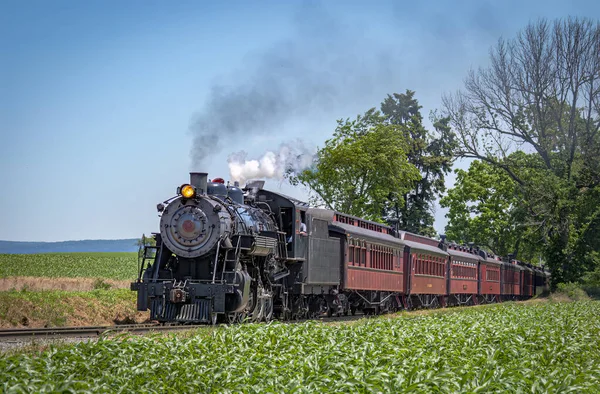Vista Antigo Trem Passageiros Vapor Restaurado Que Aproxima Longo Uma — Fotografia de Stock