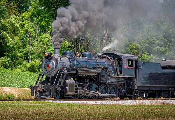 晴れた日に黒い煙と蒸気を吹く蒸気機関車のクローズアップ — ストック写真