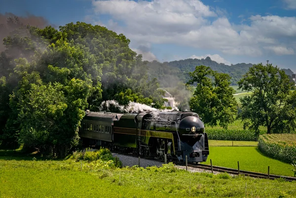 Trem Passageiros Vapor Aproximando Uma Floresta Soprando Vapor Fumaça Brilhante — Fotografia de Stock