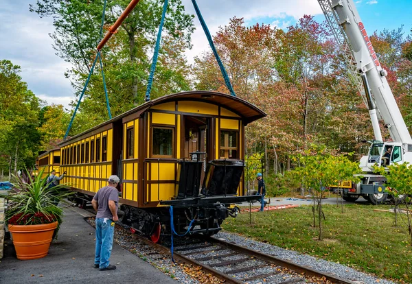 2020年10月7日 宾夕法尼亚伊丽莎白城 一辆新的黄色客车被起重机吊起 安装在火车轨道上 — 图库照片