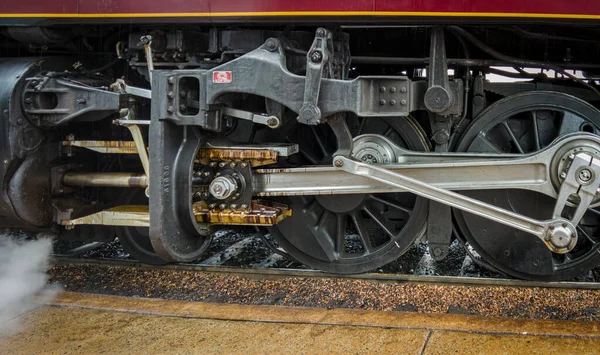 Vista Cerca Tren Vapor Corriendo Ruedas Motrices Una Vieja Locomotora —  Fotos de Stock