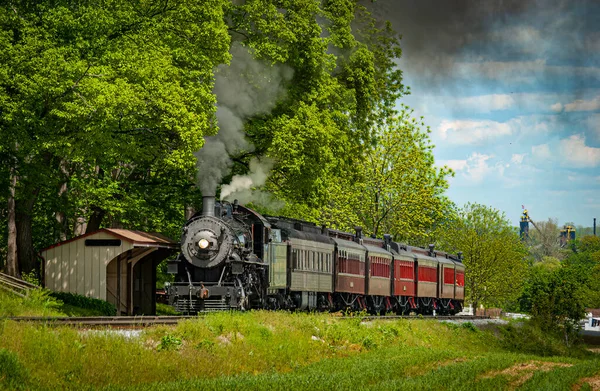 Вид Восстановленный Паровозный Поезд Идущий Одинокой Железнодорожной Дороге Весенний День Стоковая Картинка