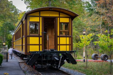 Elizabethtown, Pennsylvania, 7 Ekim 2020 - Yeni Sarı Yolcu Antikacısı Bir Turna Tarafından Kaldırılarak Sonbahar Günü Tren Treni 'ne Yükleniyor
