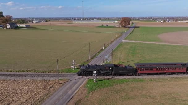 Ronks Pennsylvania November 2022 Aerial Parallel View Steam Passenger Train — 비디오