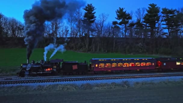 2022年11月26日 宾夕法尼亚隆克 一辆停靠在农场的蒸汽机车的无人机平行夜景 — 图库视频影像