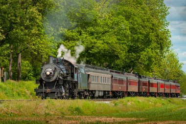 Antika Yenilenmiş Buharlı Yolcu Treni 'nin bir bahar günü Yalnız Tren Pisti' nde görüntüsü