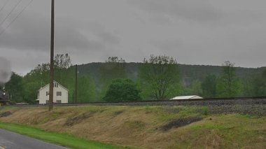 Yeni Yüzük, Pennsylvania, 28 Mayıs 2022 - Yağmurlu bir günde Antik Buharlı Yolcu Treni, Hızla Geçiş