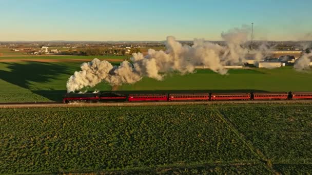 2022年11月9日 宾夕法尼亚隆克 无人机平行视图 一个蒸汽机在清晨穿越农田时喷出大量烟雾 — 图库视频影像