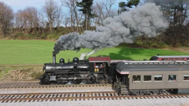 Ronks Pennsylvania December 2022 Aerial Parallel View Steam Passenger Train — Vídeo de Stock