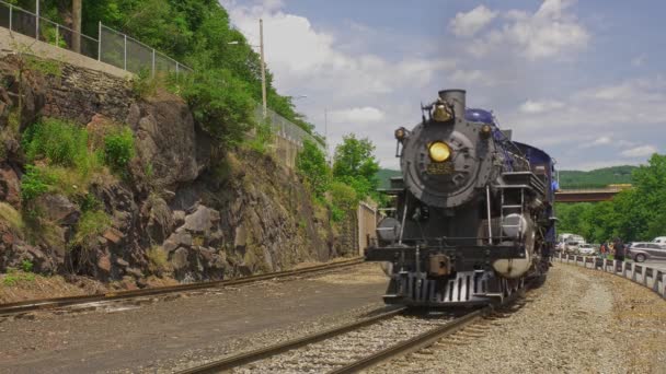 Jim Thorpe Pennsylvania Temmuz 2022 Mavi Buharlı Yolcu Lokomotifi Stasyona — Stok video