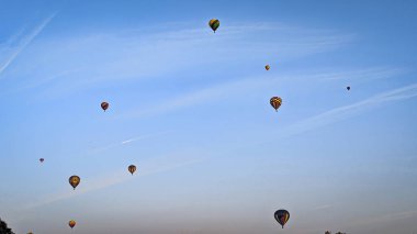Güneşli Yaz Gününde Balon Festivali sırasında Sıcak Hava Balonlarının Akşam Açılışı