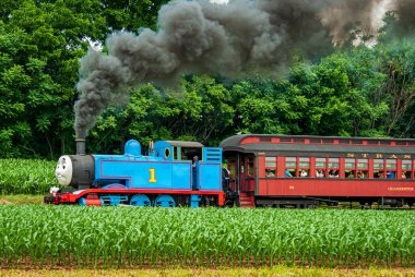 Strasburg, Pennsylvania. 48 Haziran 2021 - Güneşli bir günde Yolcu Çeken Thomas 'ın Dumanı ve Buharı İçen Arabaları