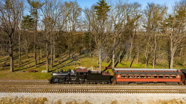 Μια Drone View Restored Steam Passenger Train Ταξιδεύοντας Αγροκτήματα Που — Φωτογραφία Αρχείου