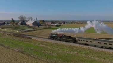 Ronks, Pennsylvania, 1 Şubat 2022 - Antik Buharlı Yolcu Treni Yanından İHA Görünümü Thru Tarım Alanlarında Güneşli bir Yaz Günü Duman Esiyor