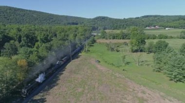 Molina, Pennsylvania, 13 Ağustos 2022 - Güneşli bir yaz gününde Thru kırsalında seyahat eden Buharlı Yolcu Treni 'nin İHA Manzarası
