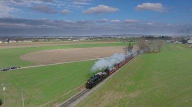 Ronks, Pennsylvania, 12 Kasım 2022 - Buharlı Yolcu Treni 'nin İnsansız Hava Aracı Manzarası, Gezgin Thru Hasat Tarlaları Güneşli Sonbahar Günü
