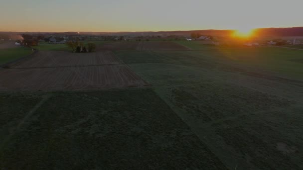 Egy Légi Mozgó Kilátás Napfelkelte Felett Mezőgazdasági Területek Pajták Silos — Stock videók