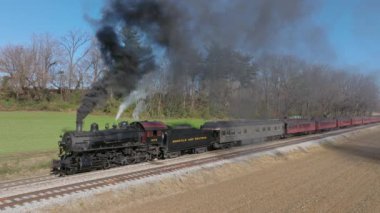 Ronks, Pennsylvania, 26 Kasım 2022 - Antik Buharlı Yolcu Treni Görünümü, Durgun Durma, Güneşli Sonbahar Günü Duman Üfleme