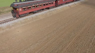 Ronks, Pennsylvania, 26 Kasım 2022 - Antik Buharlı Yolcu Treni 'nin İnsansız Hava Aracı Görünümü Sabit Duruyor, İkinci Tren Geçerken Güneşli Sonbahar Günü Duman Esiyor