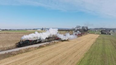 Ronks, Pennsylvania, 4 Aralık 2022 - Buharlı Yolcu Treni 'nin İnsansız Hava Aracı Görüntüsü, Güneşli Sonbahar Günü' nde Thru 'nun Hasat Ettiği Topraklara Yaklaştı, Seyahat Etti