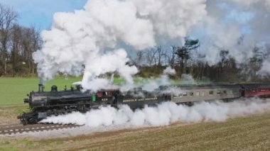 Ronks, Pennsylvania, 4 Aralık 2022 - Buharlı Yolcu Treni 'nin İnsansız Hava Aracı Görüntüsü, Küçük Tren İstasyonundan Başlıyor Güneşli Sonbahar Günü Çok Duman Esiyor