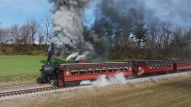 Ronks, Pennsylvania, 4 Aralık 2022 - Buharlı Yolcu Treni 'nin İnsansız Hava Aracı Görüntüsü, Küçük Tren İstasyonunda Durdu.