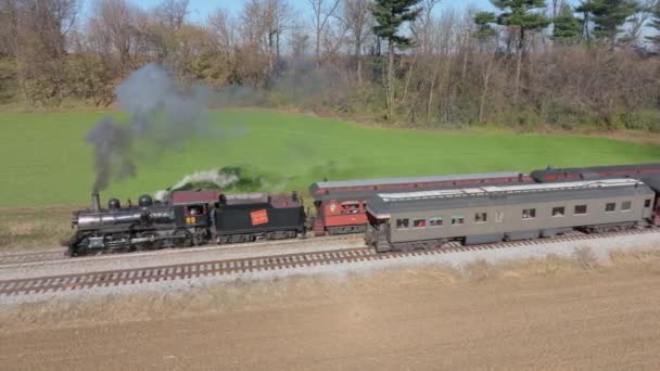 2022年11月26日 宾夕法尼亚隆克 在阳光普照的秋天 一辆老式蒸汽机车喷出浓烟 在农场中穿梭 — 图库视频影像