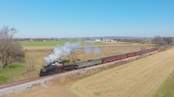 ペンシルベニア州ロンクス 2022年11月26日 農場を旅しながら 晴れた秋の日に アンティーク蒸気旅客列車のスローモーションドローンビュー 煙を吹いて — ストック動画